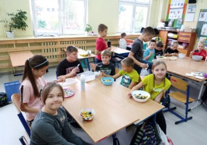 dzieci przygotowują zdrowy posiłek